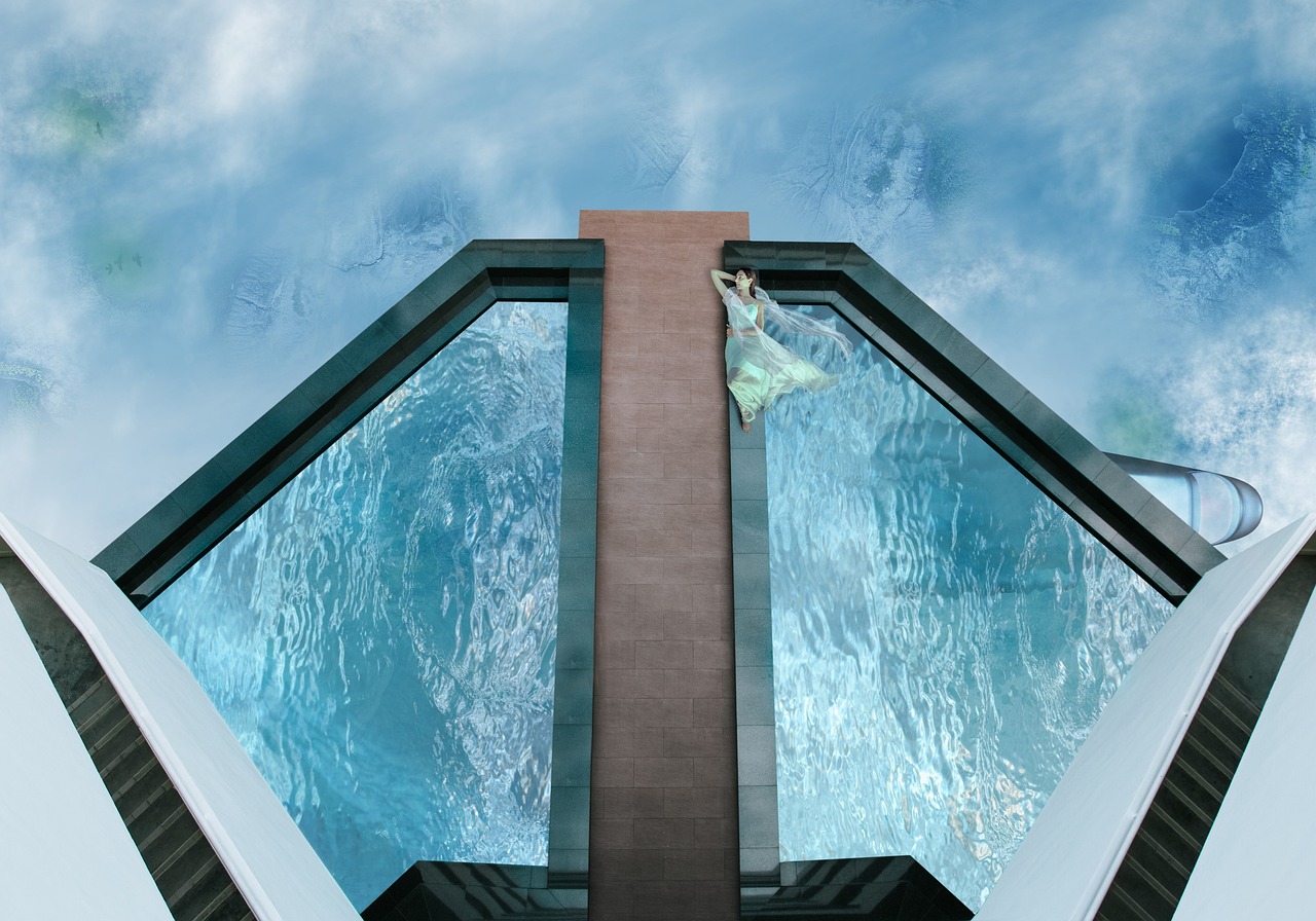 Fassade eines Bürohochhauses aus Glas, von unten fotografiert