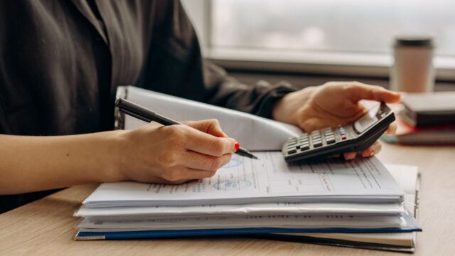 Unterlagen zur Altersvorsorge mit Taschenrechner